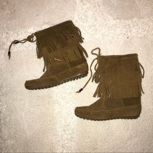 NWOT Minnetonka Fringe boots